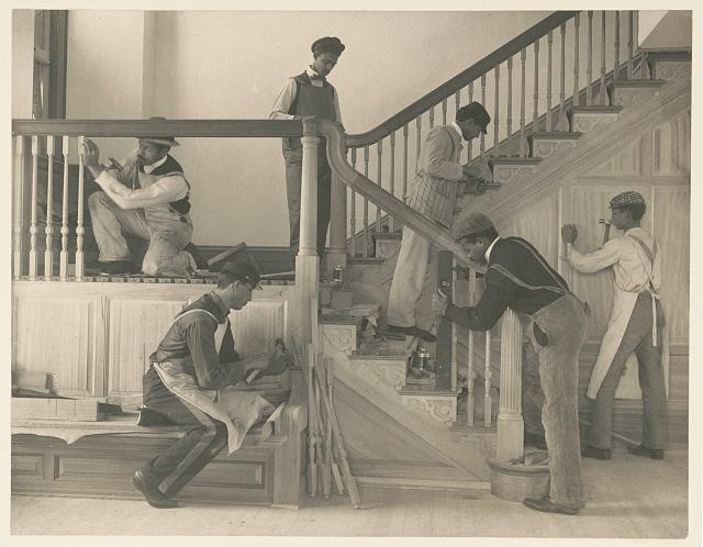 프랜시스 벤저민 존스턴의 <햄프턴 앨범>(1899) ‘트레져 레지던스 빌딩의 계단과 일하는 학생들’ / 미국 의회도서관