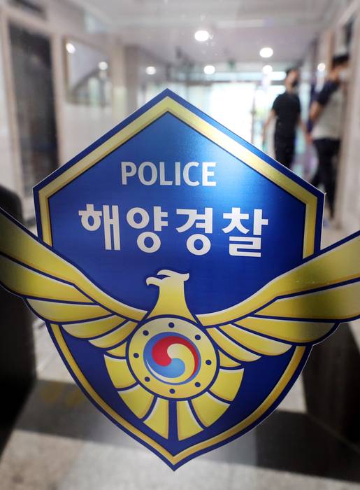 정봉훈 해양경찰청장을 포함한 치안감 이상 해경 간부 9명이 ‘서해 피격 공무원’ 사건 수사와 관련해 책임을 지고 일괄 사의를 표명한 24일 오후 인천시 연수구 해양경찰청 로비에서 직원들이 이동하고 있다. |연합뉴스