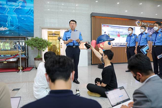 정봉훈 해양경찰청장이 지난 22일 인천 연수구 송도동 해경청에서 2020년 9월 발생한 ‘서해 피살 공무원’ 사건 수사와 관련해 대국민 사과를 하고 있다. | 연합뉴스