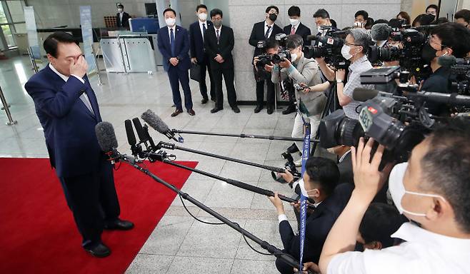 출근길 문답 윤석열 대통령이 24일 오전 용산 대통령실 청사로 출근하며 취재진과의 질의응답 도중 손으로 눈을 만지고 있다. 대통령실사진기자단