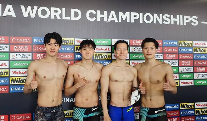 황선우, 김우민, 이유연, 이호준(왼쪽부터)이 24일 헝가리 부다페스트 두나아레나에서 열린 2022 국제수영연맹 세계선수권대회 남자 계영 800m 결승에서 한국 신기록을 세우며 6위로 경기를 마친 뒤 기념 촬영하고 있다. 대한수영연맹 제공