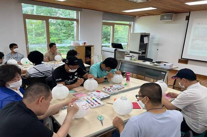 부여군 장애인 종합복지관 숲체험활동 모습. 사진=복지관.