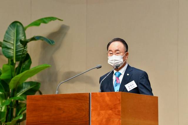 류영모 한교총 대표회장이 24일 서울 마포구 신촌성결교회에서 열린 6·25 한국전쟁 72주년 기념예배에서 한반도 복음통일을 강조하는 기념사를 하고 있다. 신석현 포토그래퍼