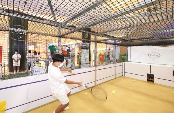 테니스 팝업스토어 '더 코트' 내 미니 테니스장. [사진 출처 = 롯데백화점]