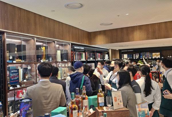 지난 4월 21일 문을 연 광주광역시 서구 롯데마트맥스 상무점 '보틀벙커' 매장에서 소비자들이 양주 코너에 몰려든 모습. [이상현 기자]