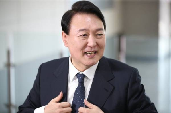 윤석열 대통령은 이달 말 나토 정상회의가 열리는 스페인 마드리드로 취임 후 첫 해외 순방길에 오른다. 사진은 지난 21일 오전 용산 대통령실로 출근하며 취재진 질의에 답하는 모습. 대통령실사진기자단 /사진=뉴스1