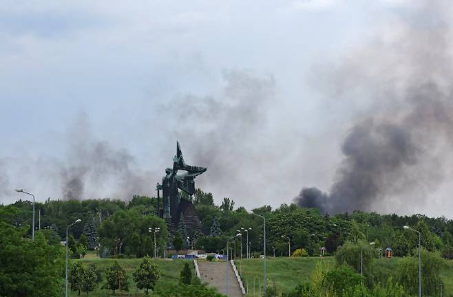 보리스 존슨 영국 총리가 영국 정보기관들이 러시아가 앞으로 수개월내 전쟁 물자가 고갈돼 전쟁을 지속하기 어려워질 것으로 보고 있다고 밝혔다. 사진은 지난 18일 우크라이나 도네츠크에서 우크라이나-러시아 분쟁 중 포격으로 인해 제2차 세계 대전 기념비 근처에서 연기가 치솟는 모습. /사진=로이터
