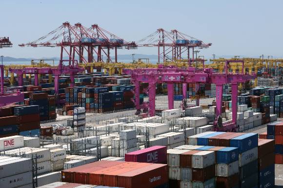 지난해 미국을 대상으로 한 한국 경상수지 흑자 규모가 역대 최대치를 찍었다. 사진은 인천시 연수구 인천신항에서 컨테이너 선적 작업이 진행되는 모습./사진=뉴스1