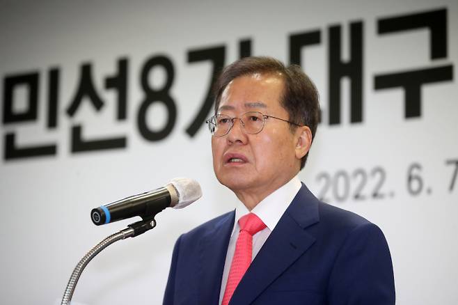 홍준표 대구시장 당선인이 이준석 국민의힘 대표와 배현진 최고위원의 갈등을 연일 비판했다. 사진은 홍 당선인이 지난 7일 오전 대구 동대구벤처밸리 대구테크노파크에서 열린 민선8기 대구시장직 인수위원회 출범식에서 인사말을 하는 모습. /사진=뉴스1