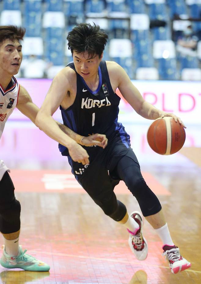 24일(한국시각) 미국프로농구(NBA) 드래프트에서 지명을 받지 못한 이현중(데이비드슨대)이 미국 기자가 꼽은 최고의 미지명 선수 33인에 들어갔다. 사진은 지난해 아시아컵 예선 필리핀전에서 뛰는 이현중. /사진=뉴스1(대한민국농구협회 제공)