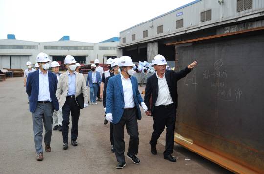 SK에코플랜트 비즈파트너 간담회 02 : SK에코플랜트는 23일 경기 화성시 한맥중공업에서 조달 에코파트너스 동반성장 간담회를 개최했다. 이날 박경일(오른쪽 두번째) SK에코플랜트 사장이 참석자들과 한맥중공업 공장을 들러보고 있다.SK에코플랜트 제공