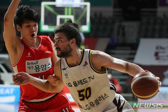 [고양=뉴시스] 권창회 기자 = 7일 오후 경기 고양시 고양체육관에서 열린 2021-2022 KBL 고양 오리온과 창원LG의 경기, 창원 마레이가 드리블로 돌파하고 있다. 2022.03.07. kch0523@newsis.com