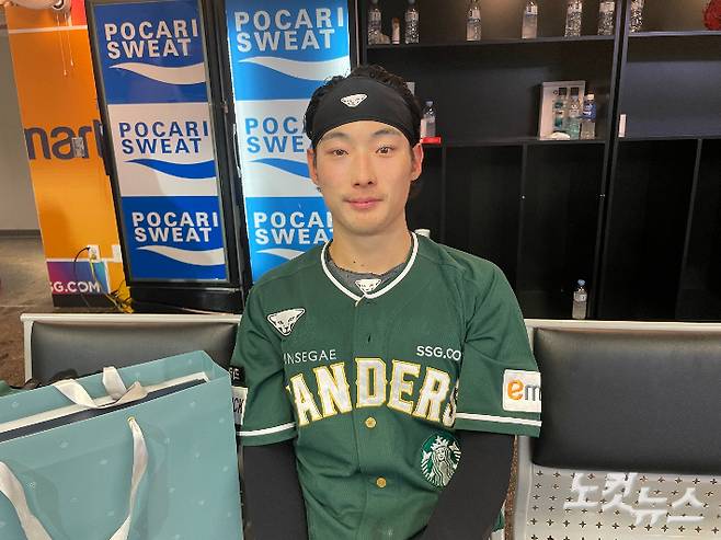 취재진과 인터뷰 중인 최지훈. 인천=김조휘 기자