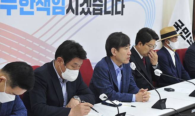 하태경 공무원 피격 사건 진상 조사 TF 위원장이 24일 오전 서울 여의도 국회에서 열린 '해수부 공무원 피격사건 진상조사 TF' 유족 초청 간담회에서 발언을 하고 있다. 공동취재사진