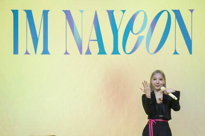 포인트 안무를 선보이는 나연. 류재민 기자