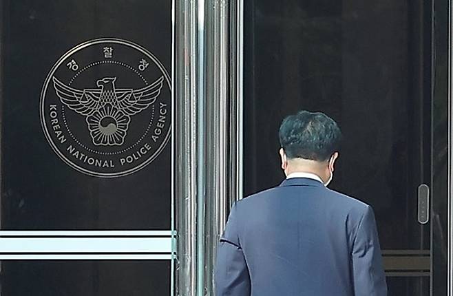 행정안전부 경찰 제도개선 자문위원회의 경찰 통제 방안 권고안 발표가 예정됐던 지난 21일 오전 김창룡 경찰청장이 서울 서대문구 경찰청 청사로 출근하던 모습이다. 2022.06.21 연합뉴스DB