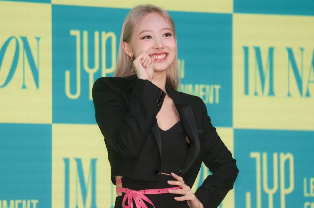 트와이스의 나연이 24일 서울 여의도 페어몬트 앰배서더 서울 호텔에서 열린 나연 솔로 미니 1집 'IM NAYEON' 발매 기념 기자간담회에서 포즈를 취하고 있다. / 연합뉴스