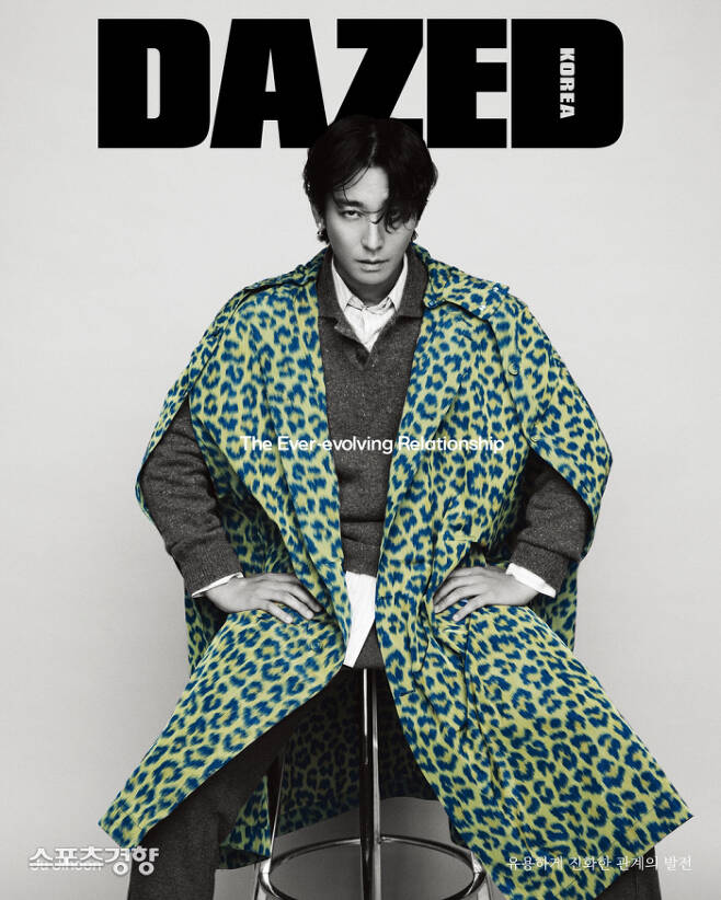 Ju Ji-hoon, who was selected as Dior Ambassador, revealed a brainwashing charm.Fashion magazine Daze released a cover picture of the July issue with French luxury brand Dior and Ju Ji-hoon on the 24th.In this picture, Ju Ji-hoon showed off his delicacy by wearing the 2022 Winter Collection costume of Dior mens wear artistic director Kim Jones.In addition, Ju Ji-hoon showed a variety of Diorman items such as Leopard print cape of the Diorman collection of the new season, a springer jacket with flowers and grass, a bird bag with a serious gray, and collaborative shoes with a basket stock.Ju Ji-hoon will be available in various works from the movie Pirab to Gentleman.