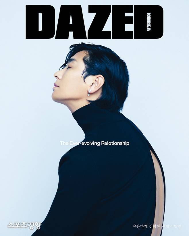 Ju Ji-hoon, who was selected as Dior Ambassador, revealed a brainwashing charm.Fashion magazine Daze released a cover picture of the July issue with French luxury brand Dior and Ju Ji-hoon on the 24th.In this picture, Ju Ji-hoon showed off his delicacy by wearing the 2022 Winter Collection costume of Dior mens wear artistic director Kim Jones.In addition, Ju Ji-hoon showed a variety of Diorman items such as Leopard print cape of the Diorman collection of the new season, a springer jacket with flowers and grass, a bird bag with a serious gray, and collaborative shoes with a basket stock.Ju Ji-hoon will be available in various works from the movie Pirab to Gentleman.