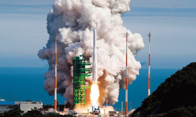 순수 국내 기술로 제작한 한국형 최초 우주발사체 ‘누리호(KSLV-Ⅱ)’가 6월 21일 전남 고흥군 나로우주센터에서 발사되고 있다. [사진 제공 · 한국항공우주연구원]
