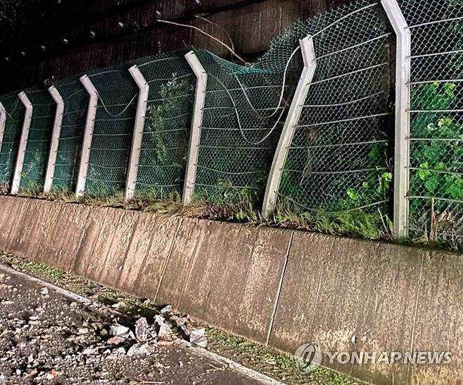 홍천 집중호우에 낙석 발생 (홍천=연합뉴스) 많은 비가 내린 23일 오후 강원 홍천군 서면 모곡리 도로에서 낙석이 발생했다. 2022.6.23 [강원소방본부 제공.재판매 및 DB 금지] hak@yna.co.kr