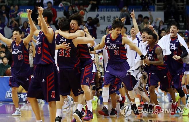 2015-2016시즌 챔피언결정전 우승한 오리온 농구단 [연합뉴스 자료사진]
