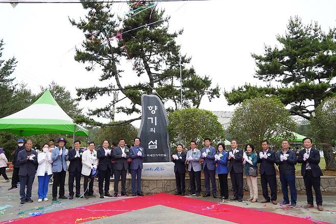 손뼉 치는 남성현 산림청장(오른쪽 9번째)과 관계자들 [산림청 제공. 재판매 및 DB 금지]