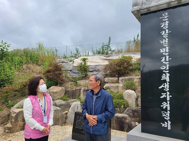 (문경=연합뉴스) 노인회 문경시지회는 문경 갈평리 소재 민간인 희생자 위령비를 방문해 주민들로부터 당시 상황을 들었다. 2022.6.24 [대한노인회 문경시지회 제공, 재판매 및 DB 금지]