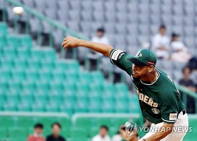 SSG 선발투수 폰트 (인천=연합뉴스) 윤태현 기자 = 24일 인천 SSG 랜더스필드에서 열린 프로야구 SSG 랜더스와 NC 다이노스의 경기. 3회초 SSG 선발투수 폰트가 역투하고 있다. 2022.6.24 tomatoyoon@yna.co.kr