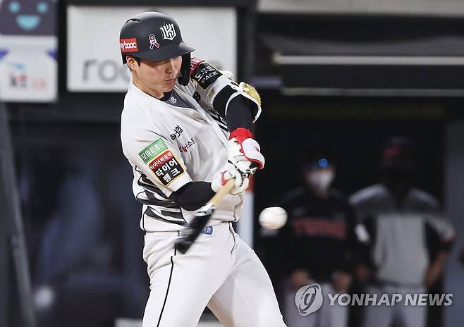 장준원 '홈런' (수원=연합뉴스) 홍기원 기자 = 24일 경기도 수원케이티위즈파크에서 열린 2022 KBO리그 프로야구 LG 트윈스와 kt wiz의 경기. 5회말 무사 주자 없을 때 KT 장준원이 홈런을 치고 있다. 2022.6.24 xanadu@yna.co.kr