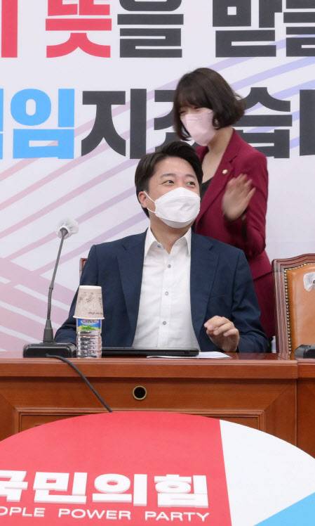 23일 오전 국회에서 열린 국민의힘 최고위원회의에서 배현진 최고위원이 악수를 거부한 이준석 대표의 어깨를 치고 있다. (사진=국회사진기자단)