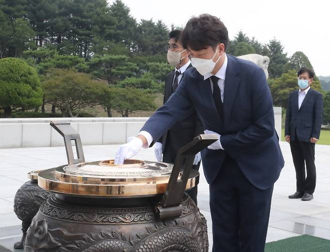 국민의힘 이준석 대표가 한국전쟁 72주년인 25일 대전시 유성구 국립대전현충원을 방문해 참배하고 있다.(사진=연합뉴스)