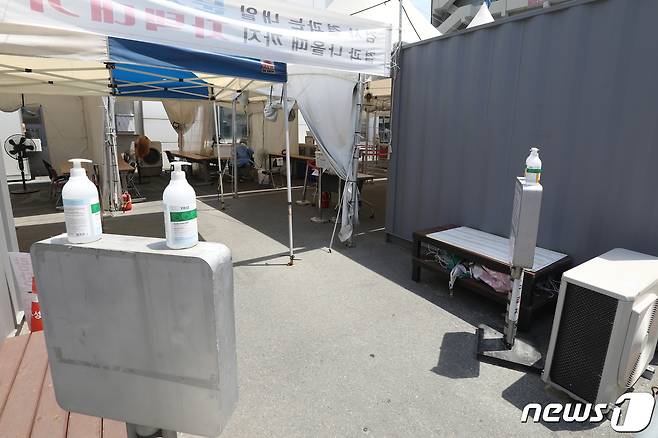 대구·경북 지역 코로나19 확진자 감소세가 이어진 1일 오전 대구 수성구보건소 선별진료소에 찾는 이가 없어 한산한 모습을 보이고 있다. 2022.6.1/뉴스1 © News1 공정식 기자