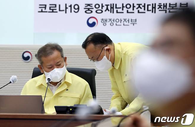 이상민 중앙재난안전대책본부 제2차장(행정안전부 장관)이 24일 오전 정부세종청사에서 코로나19 중앙재안안전대책본부(중대본) 회의를 주재하기에 앞서 관계자의 보고를 받고 있다. 2022.6.24 © News1 김기남 기자
