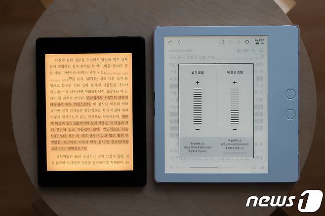 전작과 마찬가지로 프론트라이트 방식의 화면 밝기, 온도 조절 기능을 제공한다. 2022.6.25/뉴스1 © News1 이기범 기자