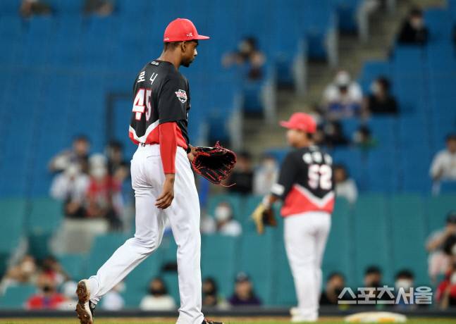 KIA 로니 윌리엄스가 외국인 투수 답지 않은 투구로 실망감을 주고 있다. 박진업기자 upandup@sportsseoul.com