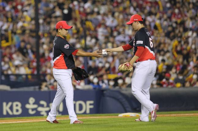 KIA 마무리 정해영(오른쪽)이 25일 잠실구장에서 열린 두산과 원정경기에서 8회말 구원등판했다가 다시 내려가고 있다. 사진제공 | KIA 타이거즈