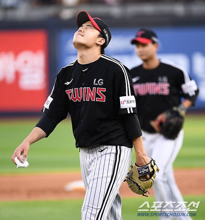 옛 동료에게 당한 LG 선발 임찬규 '아쉬운 마음 두 눈 질끈'