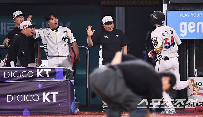 장준원의 펀치력에 깜짝 놀란 강백호와 김태균 감독대행