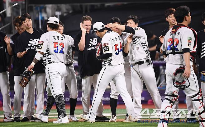 장준원을 격하게 반기는 KT 위즈 동료들 '맞아도 좋아'