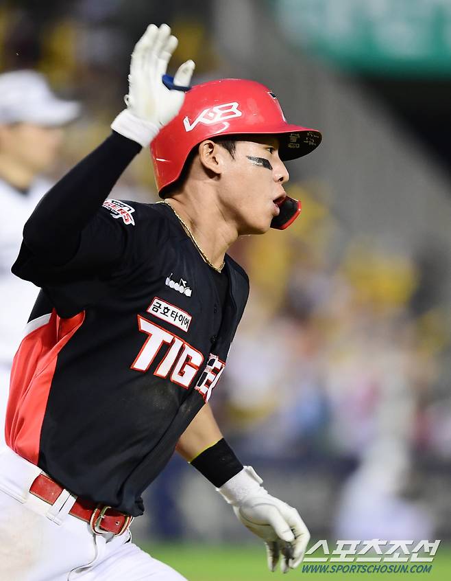 2022 KBO리그 두산베어스와 KIA타이거즈의 경기가 25일 서울잠실야구장에서 열렸다. KIA 박찬호가 7회초 2사 1,3루에서 1타점 2루타를 치고 있다.  잠실=최문영 기자 deer@sportschosun.com/2022.06.25/