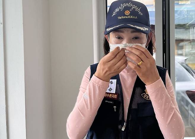 지난 16일 서울 용산구 전쟁기념관 근처 카페에서 만난 6.25전쟁국군포로유족회 이순금씨가 인터뷰 도중 눈물을 닦고 있다./김수정 기자