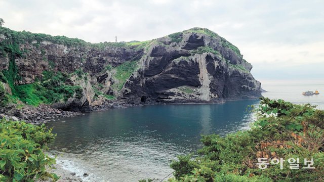큰 바위 얼굴처럼 보이는 우도 톨칸이 해변의 기암절벽.