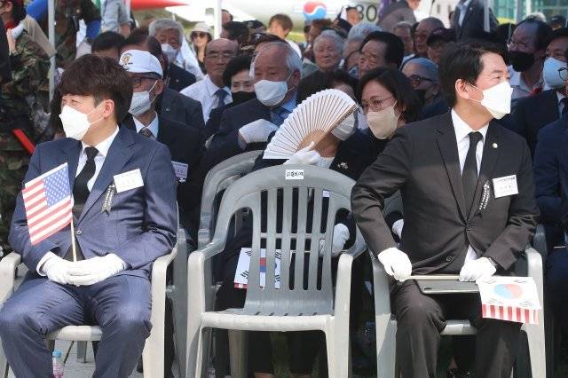 국민의힘 이준석 대표(왼쪽)와 안철수 의원이 25일 오후 경북 칠곡군 다부동전적기념관에서 열린 6.25전쟁 제72주년 ‘백선엽 장군 서거 2주기 추모 행사’에 참석해 다른 곳을 응시하고 있다. 뉴스1