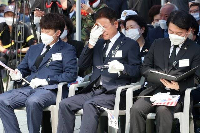 이준석 국민의힘 대표, 이철우 경북도지사, 안철수 의원이 25일 오후 경북 칠곡군 다부동전적기념관에서 열린 6.25전쟁 제72주년 ‘백선엽 장군 서거 2주기 추모 행사’에 참석해 나란히 앉아 각자 다른 곳을 보고 있다. 뉴스1
