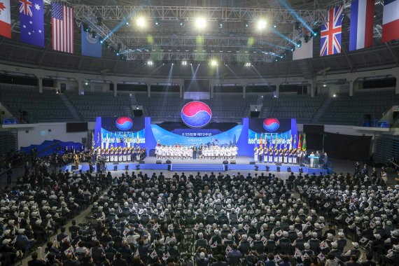 25일 오전 서울 중구 장충동체육관에서 열린 6.25전쟁 제72주년 기념식에서 기념공연을 하고 있다. 사진=국가보훈처 제공