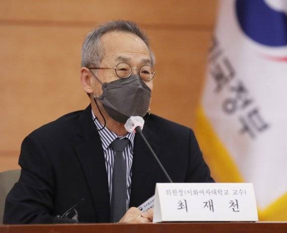 최재천 일상회복지원위원회 공동위원장(이화여대 석좌교수)이 2021년 11월 25일 서울 종로구 정부서울청사 별관에서 열린 코로나19 일상회복지원위원회에서 발언을 하고 있다. /사진=뉴시스화상