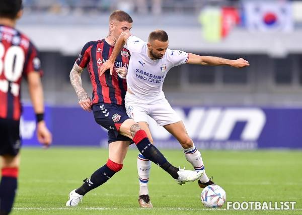 라스(왼쪽, 수원FC), 사리치(오른쪽, 수원삼성). 서형권 기자