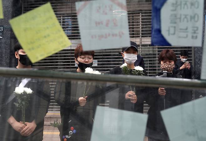 2020년 5월17일 강남역 살인사건 4주기를 맞아 서울 강남역 10번 출구 앞에서 ‘나와 자매의 안녕을 바라는 여자들 모임’ 회원들이 희생자를 추모하고 있다. 이종근 기자 root2@hani.co.kr