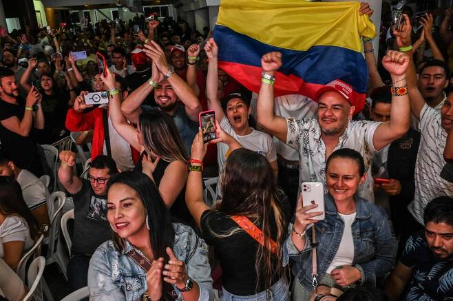 2022년 6월19일 밤(현지시각) 콜롬비아 제2도시 메데인에서 구스타보 페트로 대통령 당선자의 지지자들이 대선 결과에 환호하고 있다.